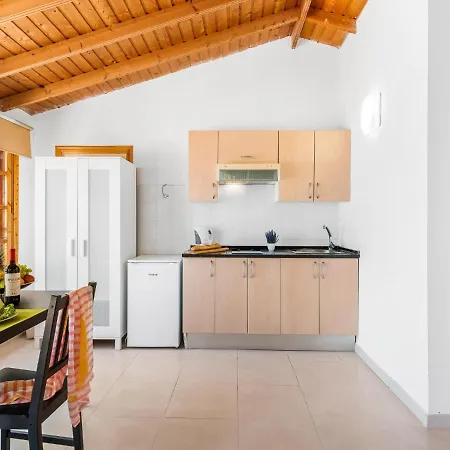 102 Bright Accomodation With Pool View Διαμέρισμα *